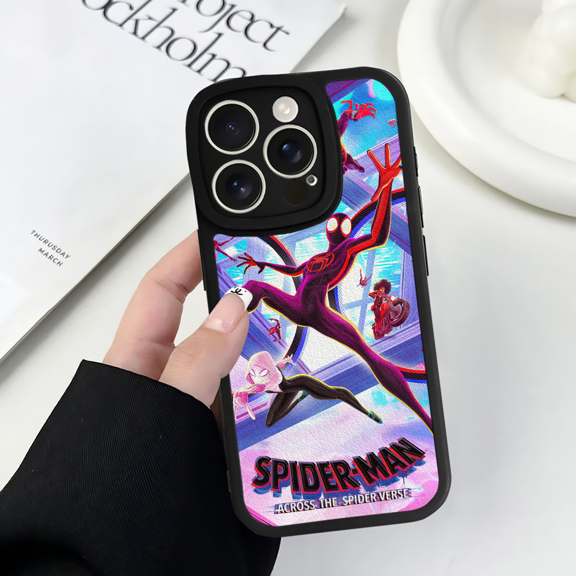 （画像用） Spider Man スパイダーマン 【iPhone 16シリーズ対応】シリコンスマホケース（レザー調） 材質：シリコン